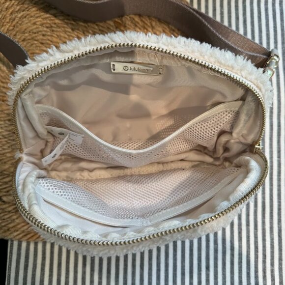 Lululemon Everywhere Belt Bag 1L Fleece - Picture 3 of 4